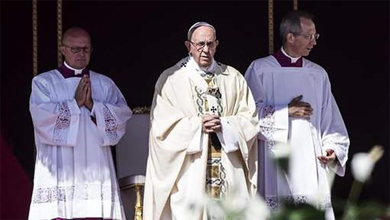 Paus Franciscus heeft Moeder Teresa tijdens een misviering op het Sint-Pietersplein heilig verklaard. Beeld epa