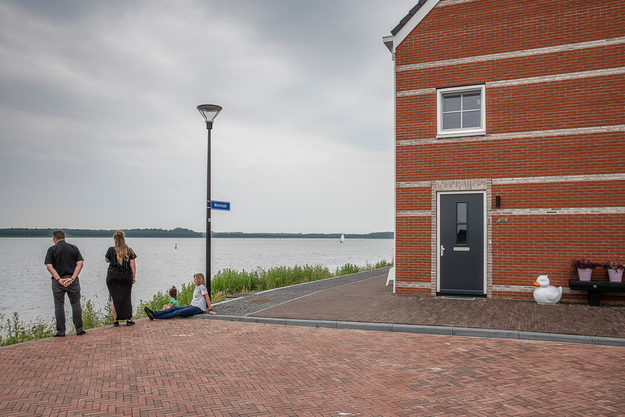 Weids uitzicht over het nieuw aangelegde Oldambtmeer vanuit Blauwestad. Sinds de coronapandemie is er veel vraag naar woningen daar. Beeld Harry Cock / de Volkskrant