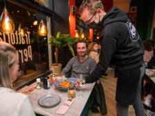 Op het perron smullen van Italiaanse delicatessen 