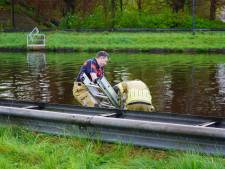 Hulpdiensten redden drenkeling uit het Wilhelminakanaal in Oosterhout, kinderen zien het gebeuren