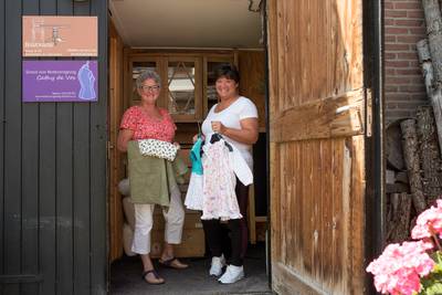 Makers van de stichting Jurk naaien zich te pletter: ‘Is er geen geld voor nieuwe kleren dan ligt pe