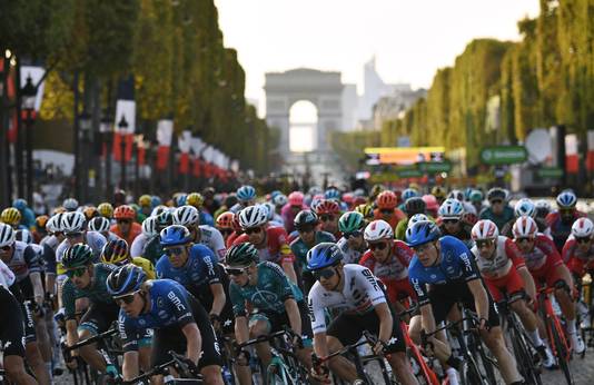 Het peloton op de Champs-Élysées.