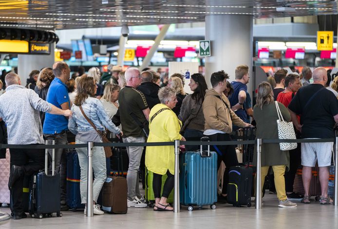 Het is druk in de vertrekhal van luchthaven Schiphol op Hemelvaartsdag. De rijen zijn lang, maar de meeste vakantiegangers hadden zich voorbereid op de lange wachttijden, die al weken worden veroorzaakt door drukte en personeelstekorten.