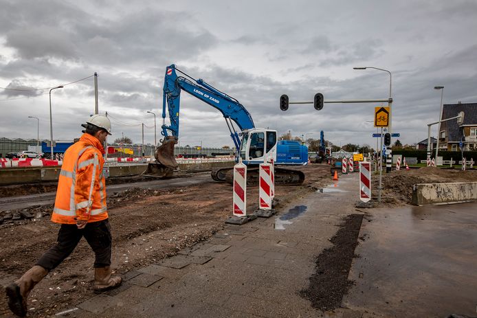 De werkzaamheden aan de nieuwe rotonde bij de Zwartendijk zijn vertraagd.