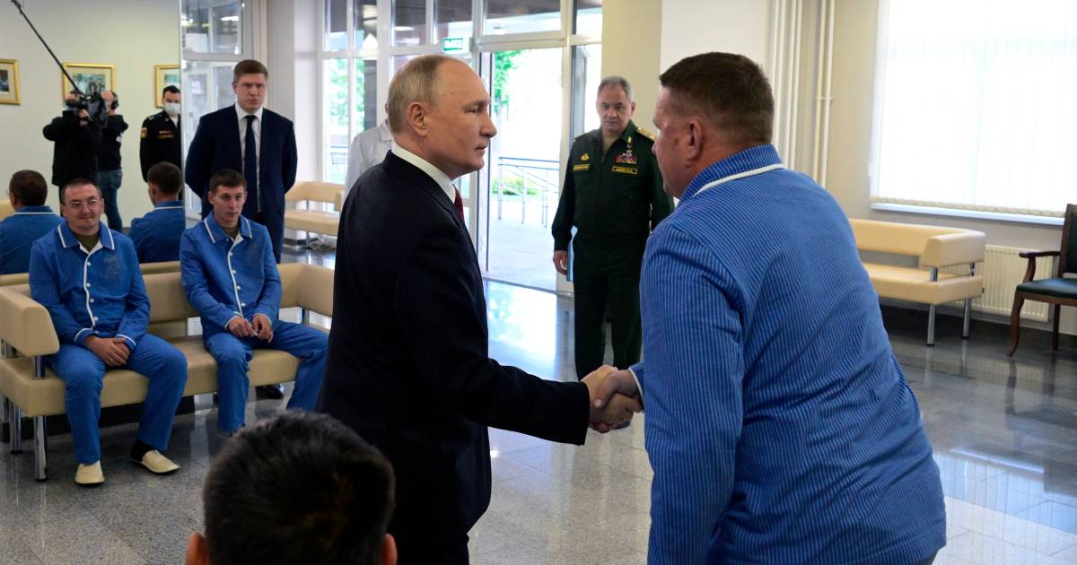 Он живет.  Путин буквально отворачивается от министра обороны Шойгу, посещая раненых солдат — В Одессе после прорыва дамбы плавают мины |  Украина и Россия война