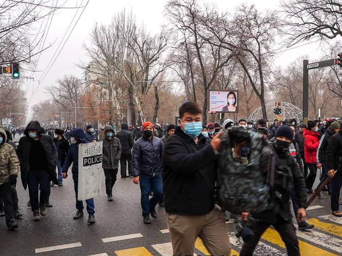 Kazachstan op rand van revolutie: politie schiet tientallen demonstranten dood