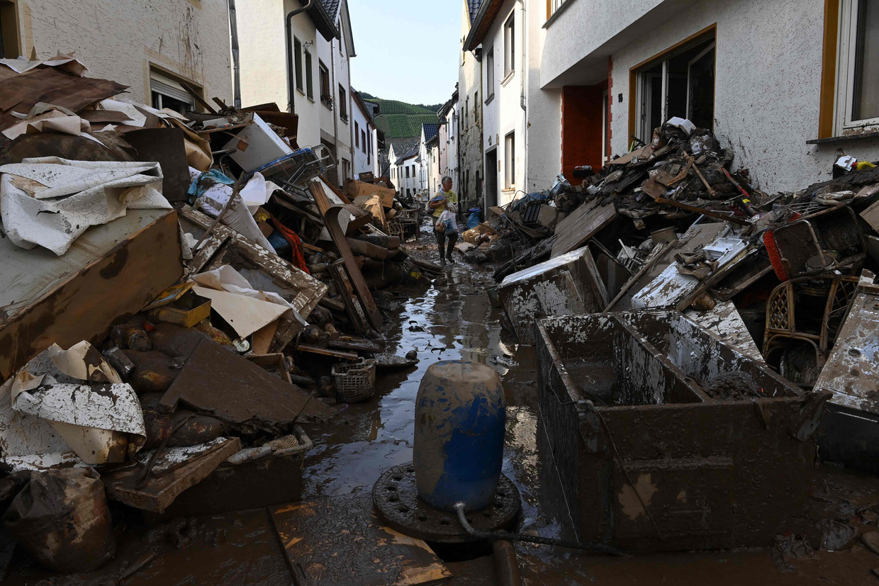 In het Duitse Dernau is het water gezakt. Wat overblijft is modder en puin. Beeld AFP