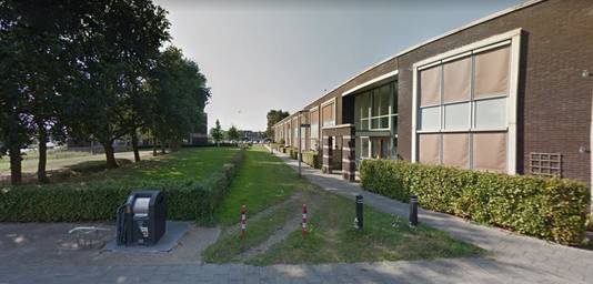 Het grasveldje aan de straat Zilverschoon in Elburg, waar de zesjarige Yaëlla vrijdagavond uit het niets werd mishandeld.