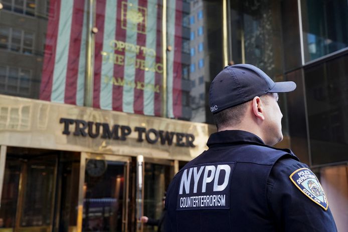 Een politieagent bij de Trump Tower in New York.