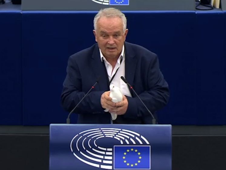 Europarlementariër laat duif los tijdens vergadering