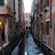 Na extreem hoog waterpeil staan kanalen in Venetië nu droog