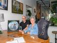 Yolande Paling ( sieraden) en Adriaan de Keijzer (schilderkunst) in Gallery Yewel; de galerie van Paling aan het Havenpark.