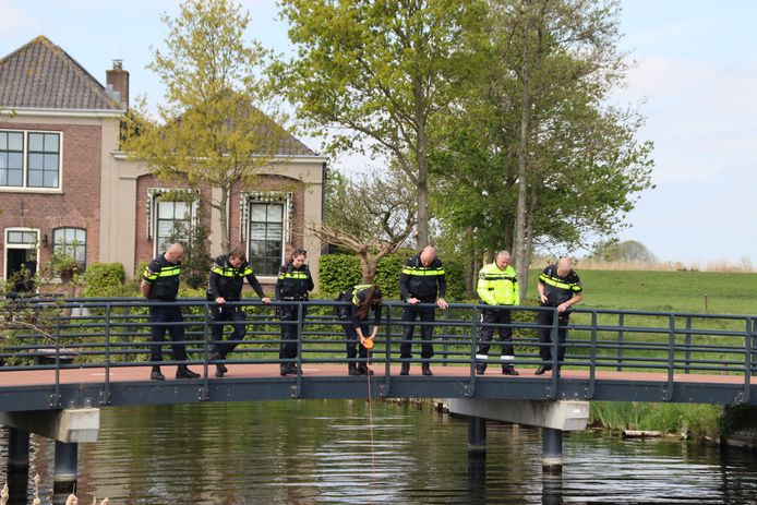 De politie zocht in het water naar de bril van de man
