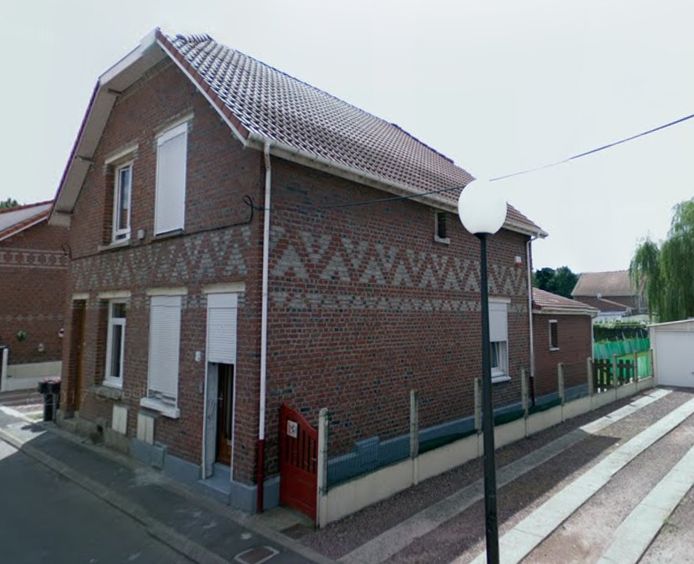 Het pand aan de rue de Mulhouse in Fouquières-lès-Lens is opgedeeld in een tweewoonst. De broer en zus woonden in het gedeelte met de gesloten rolluiken.