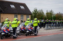 Een motorescorte bracht de overleden jeugdagent naar de kerk van de Baptistengemeente in Westerhaar. Na aankomst vormden ook de motoragenten een erehaag.