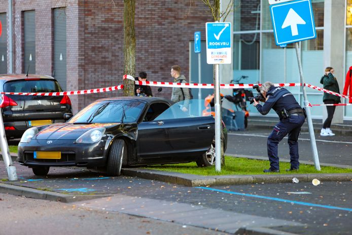 Een auto heeft vijf personen geschept bij het Deltion College