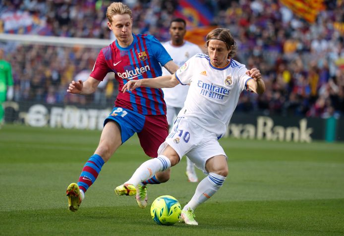 Frenkie de Jong en Luka Modric tijdens El Clásico.
