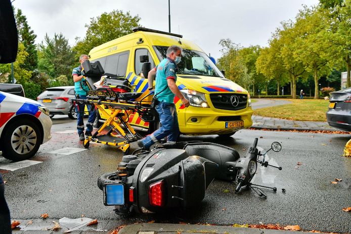 Een scooterrijdster raakte gewond bij een botsing in Valkenswaard.
