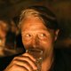 Mads Mikkelsen ledigt het glas: ‘Alcohol was niet de grote reden om mee te doen aan ‘Drunk’’