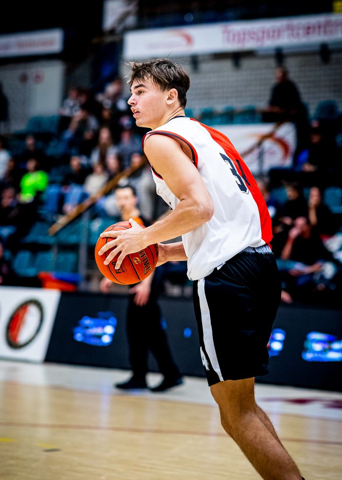 Pieter Buijs uit Vlissingen maakte na anderhalf jaar revalideren zijn rentree voor Feyenoord Basketball.