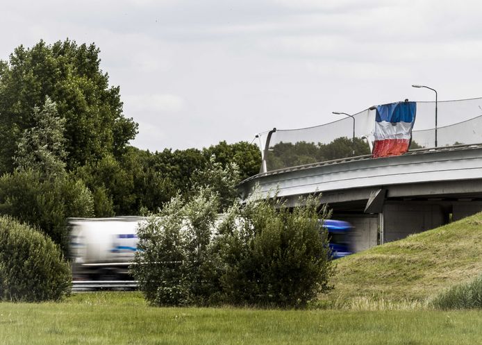 Ook op een viaduct boven de A2 bij Breukelen stonden demonstranten.