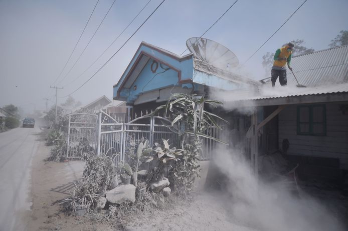 Na de enorme uitbarsting van de vulkaan Sinabung gisteren op Sumatra was het vandaag schoonmaken geblazen in het dorp Karo. Foto Lana Priatna