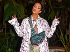 Kim Kardashian gaat ondanks dresscode met sexy jurk vol gaten en blote schouders naar Vaticaan