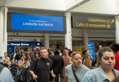 Chaos en lange rijen op Britse vliegvelden door grote ict-storing in paspoortcontrolesysteem