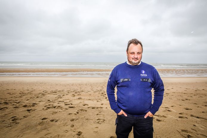 Politieman Steve Mechele (44) op het strand van Oostende. Hij liep zaterdagnacht onbevreesd de Noordzee in om een drenkeling te redden.