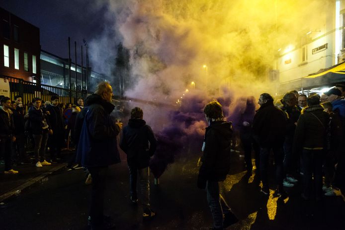 De sfeer buiten het stadion. De fans van voetbalclub Beerschot-Wilrijk gaan van de hemel naar de hel in de belangrijke wedstrijd tegen Cercle Brugge die uiteindelijk verloren zal worden.