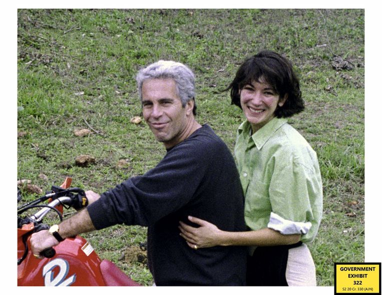 Een van de foto's toont Epstein en Maxwell op een motorfiets. Beeld Photo News/PLF/Capital Pictures