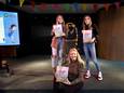 Boekpresentatie Puurtje in ’t Sang op basisschool Loeswijk met van links naar rechts Mandy van Dijk, Vivianne van Bijsterveld en Indy van de Laar.