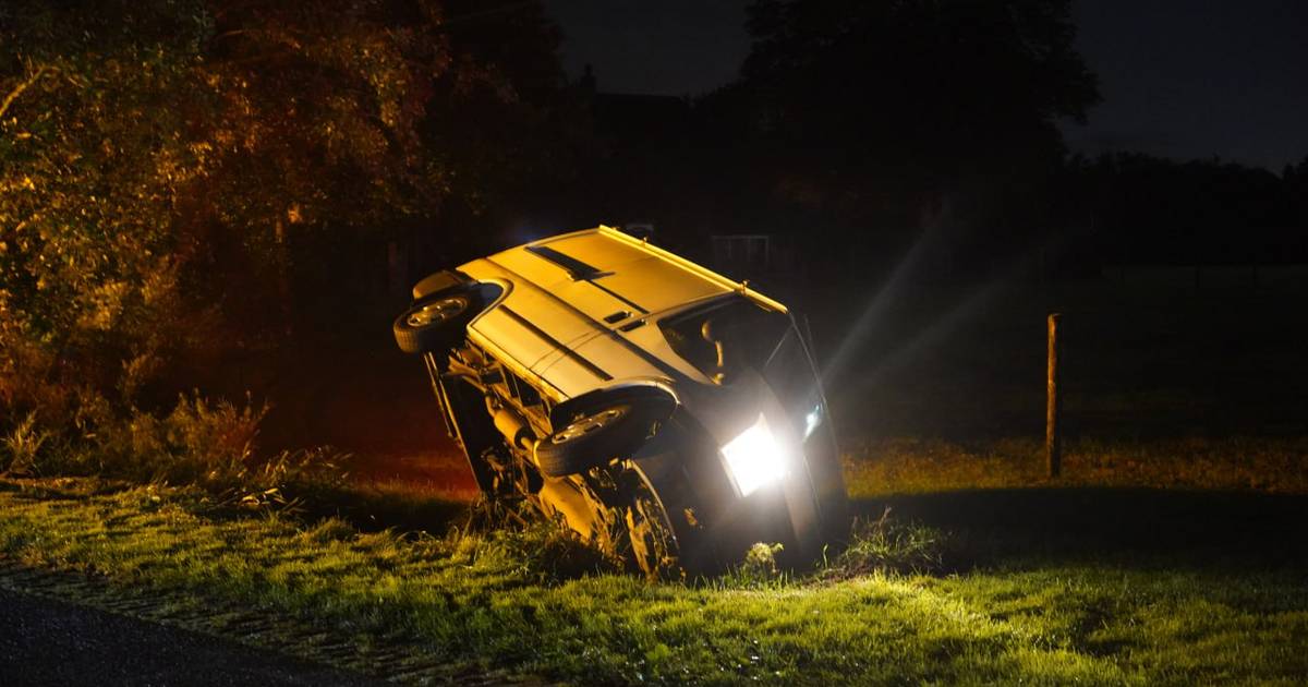 Busje op zn kant na ongeluk bij Dalfsen, bestuurder blijkt onder invloed.