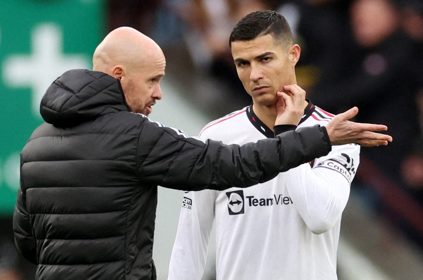 Erik ten Hag geeft instructies aan Cristiano Ronaldo.