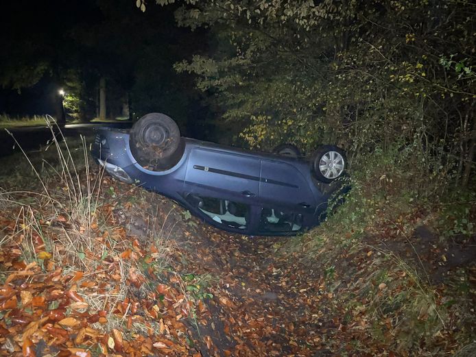 Een auto is op de Harderwijkerweg bij Laag-Soeren over de kop geslagen.