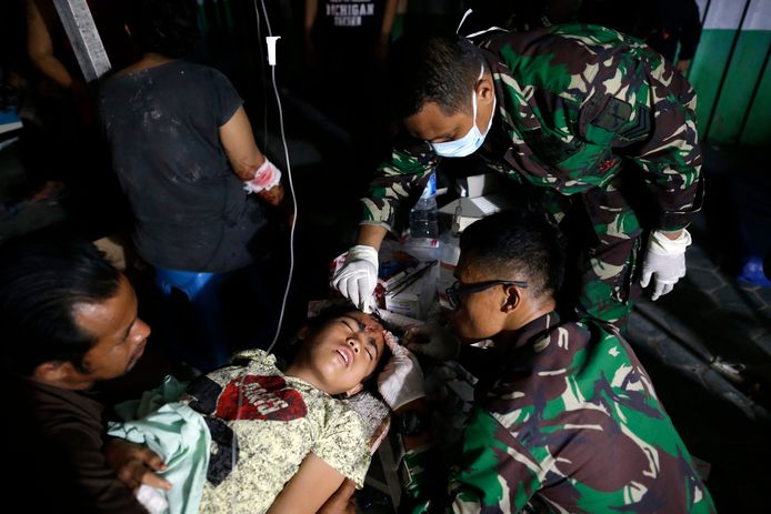 Een vrouw wordt behandeld bij een militair hospitaal.
