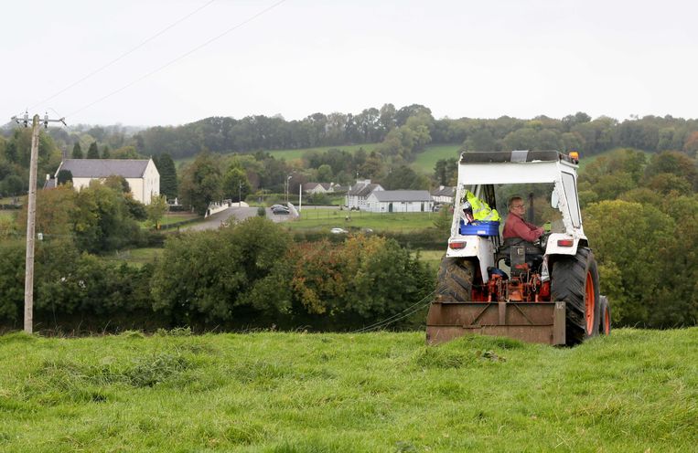 Heel wat boeren gaan tientallen keren per dag over de grens. Beeld AFP