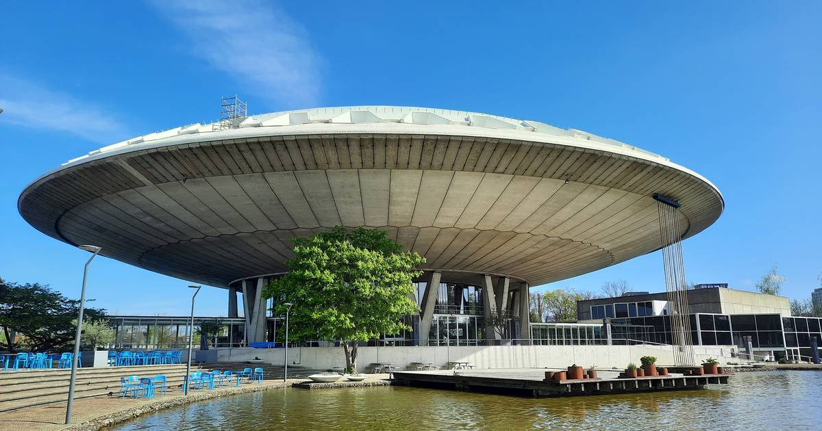 Rondneuzen in het Evoluon, de Petruskerk en Microstad tijdens Open ...