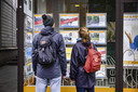 Woningaanbod in een etalage van een makelaarskantoor. De krapte op de woningmarkt houdt aan.