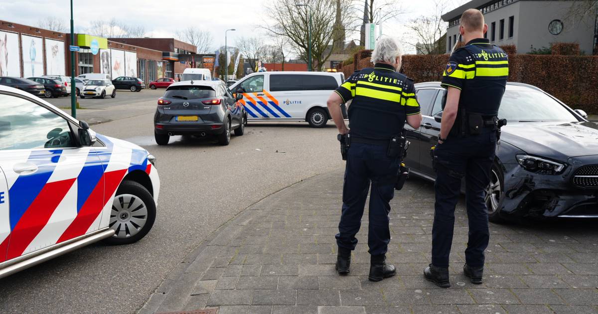 Twee auto’s beschadigd bij botsing in Kaatsheuvel.