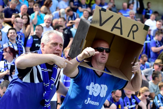 Deze fan van Club Brugge protesteerde ludiek tegen de VAR - de videoref.