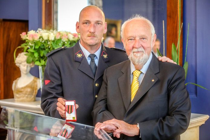 Brandweerman Martin Gyselinck (links) kreeg een medaille omdat hij zijn eigen leven op het spel zette om dat van Abel Vallaeys (rechts) te redden.
