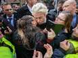 Knuffels, kussen en rozen voor Wilders op de markt in Helmond