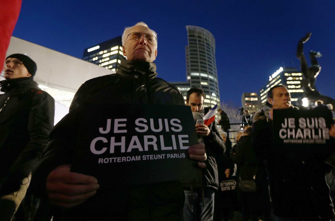 Belangstellenden tijdens een demonstratie in Rotterdam naar aanleiding van de aanslag in Parijs.