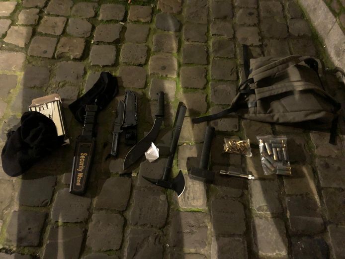 De politie vond deze wapens terug in de tas van de man.