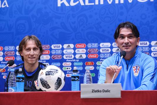 Modric en Dalic broederlijk naast elkaar op de persbabbel.