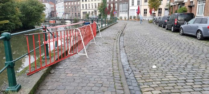 Voor het gat in de balustrade werden enkele hekken gezet om de plaats tijdelijk te beveiligen.