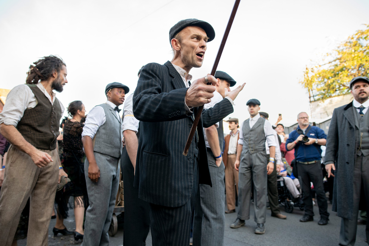 Fans van de serie halen alles uit de kast op het Legitimate Peaky Blinders Festival in Digbeth. Beeld BELGAIMAGE
