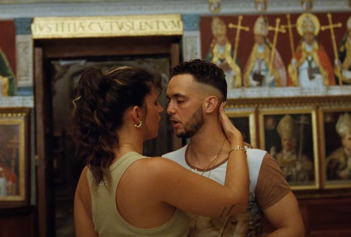 De Spaanse rapper C. Tangana en de Argentijnse zangeres Nathy Peluso in de muziekvideo voor hun nummer 'Ateo'. De beelden werden opgenomen in de kathedraal van de Spaanse stad Toledo.