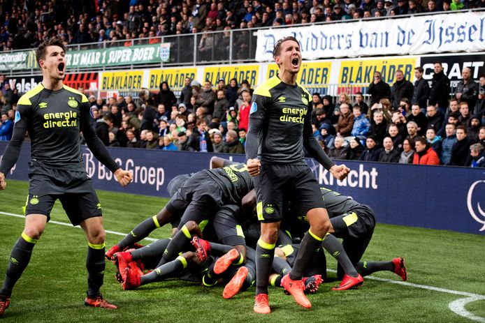 Marco van Ginkel en Luuk de Jong vieren feest met het uitvak van PSV, terwijl de rest van PSV in Zwolle over elkaar heen rolt.